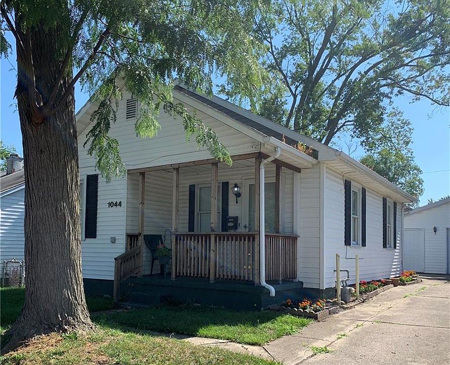 2nd image of 1044 S Central Ave