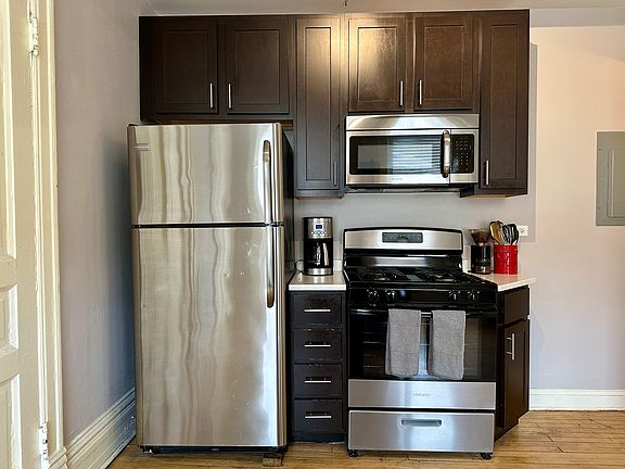 5th image of 2058 W Roscoe St Rear 3
