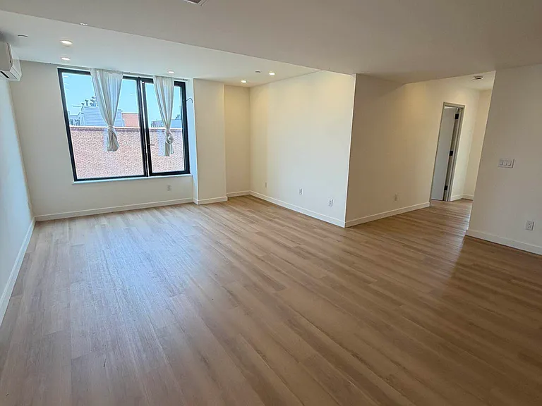 321 Franklin Ave #4D — Photo 3