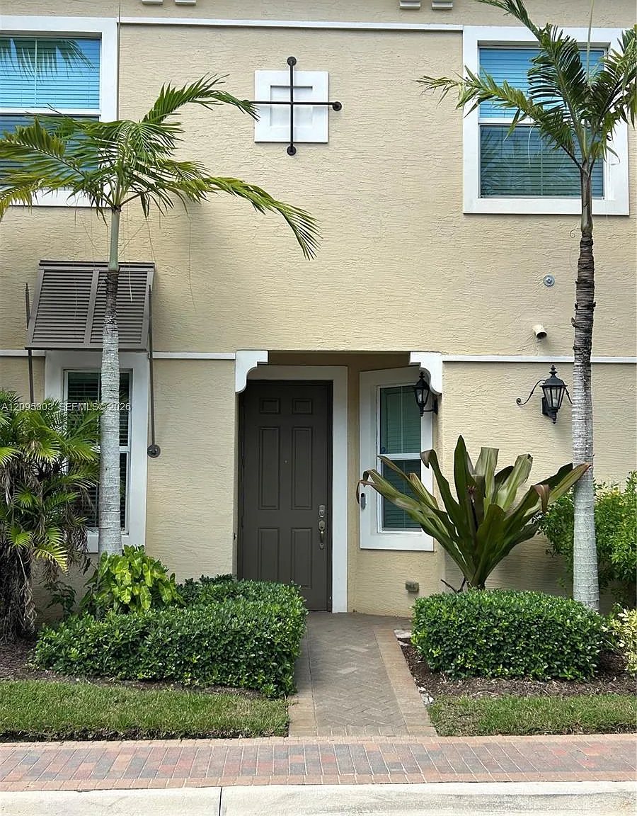 Sawgrass Lakes — Photo 2
