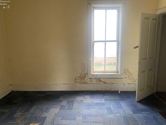 4th image of 220 Sandusky Ave