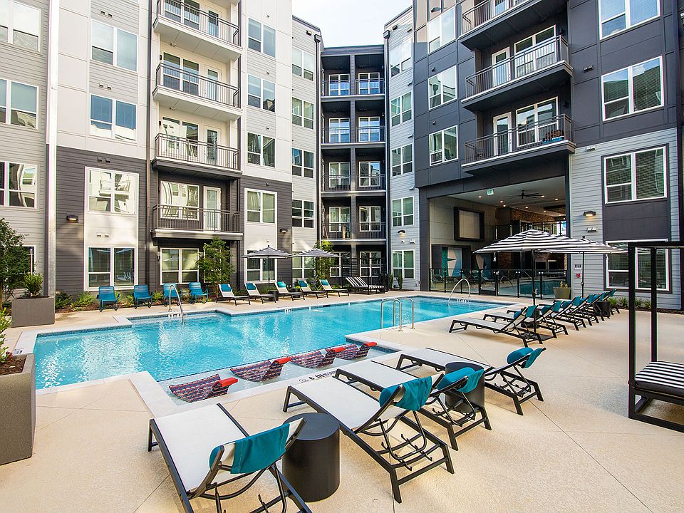 Resort-style Saltwater Swimming Pool with Tanning Ledge