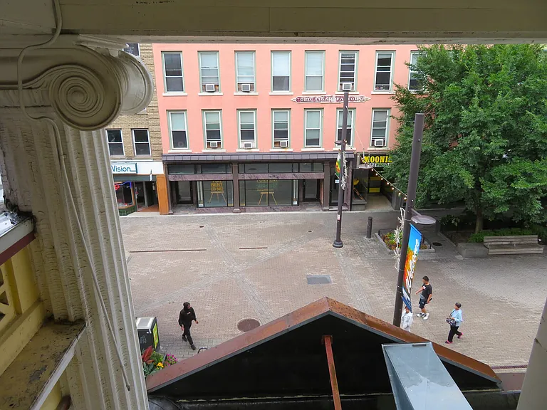 109 E State St — Photo 37