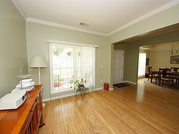 5th image of 110 Southernwood Dr