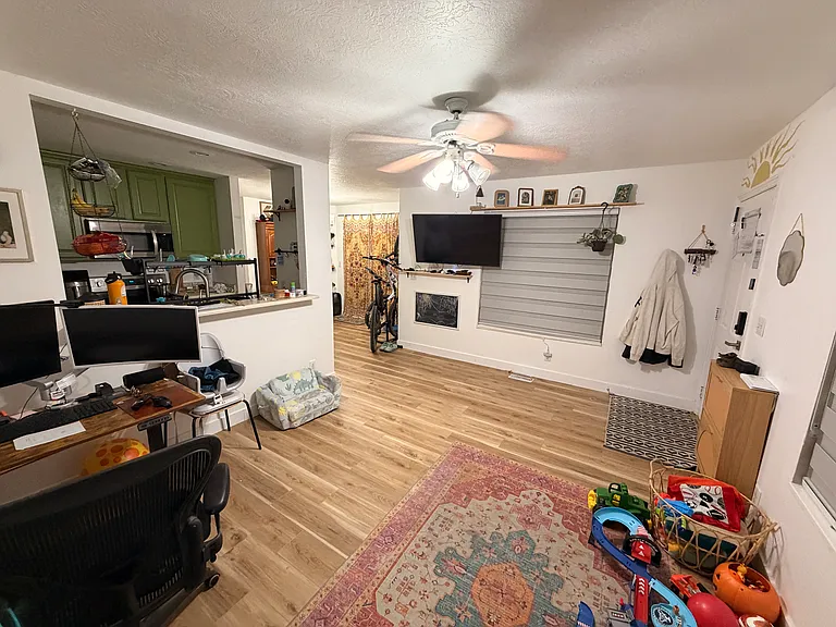 184 W Pacific Dr — Photo 11