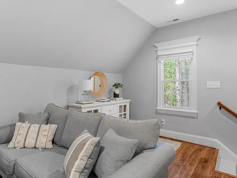 109 Grosvenor Dr — Photo 5