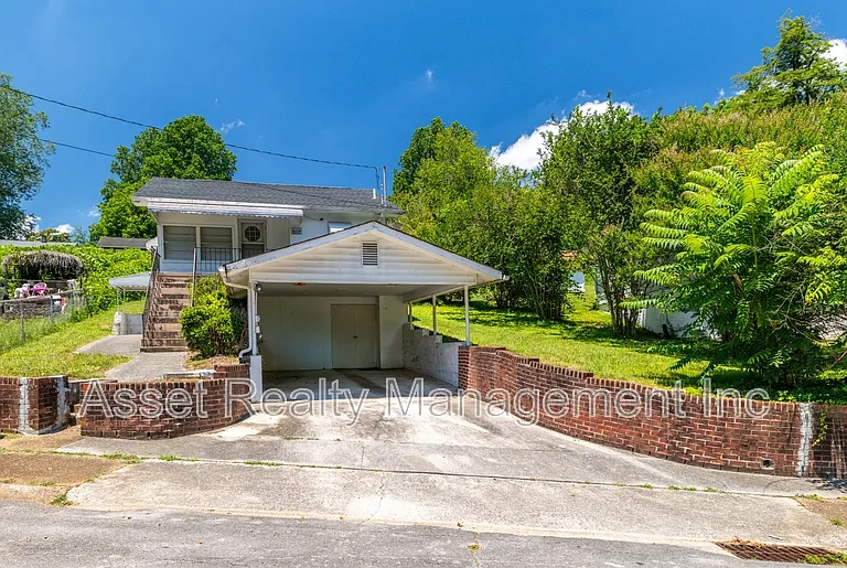 102 Wainwright Rd — Photo 1