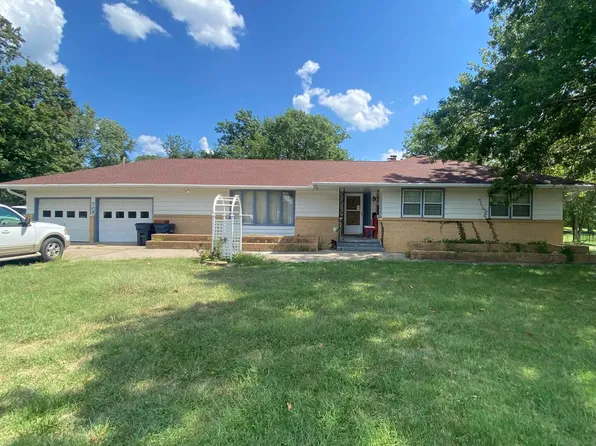 706 S 5th St, Osage City, KS 66523