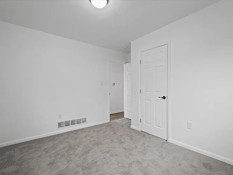 1303 Cloverdale St — Photo 23