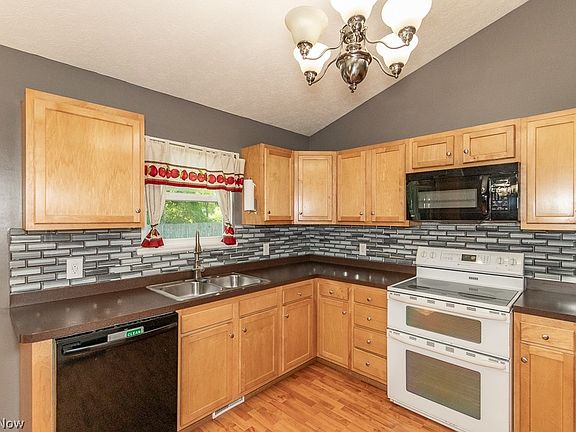 4th image of 1572 Hazel Ave
