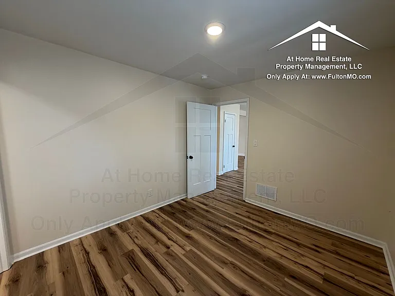703 W 7th St — Photo 16