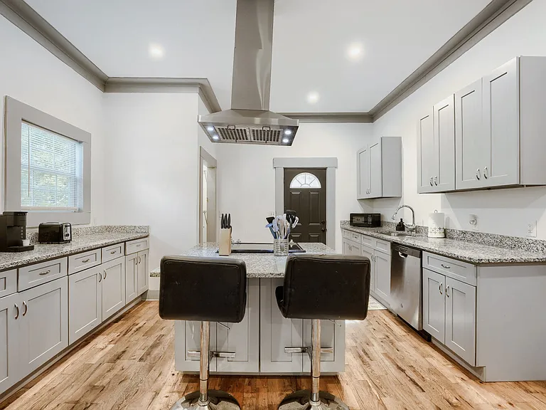 988 Coleman St SW — Photo 8