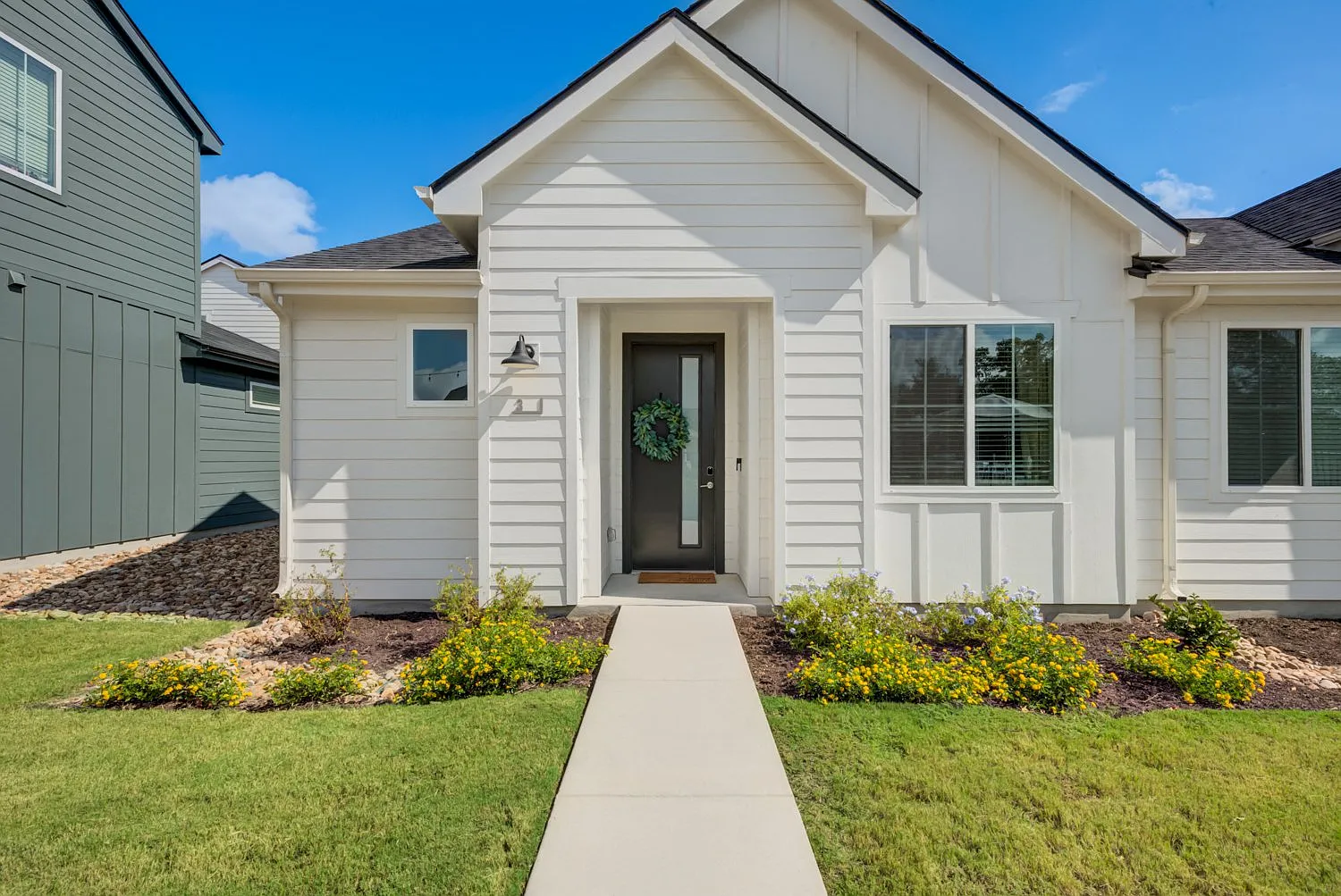 YardHomes Juniper Pointe — Photo 1