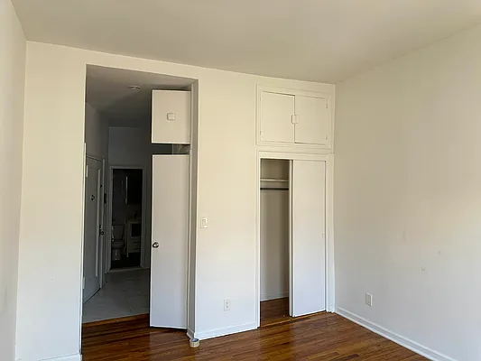 Rented by Eric Goodman Realty Corp | media 10