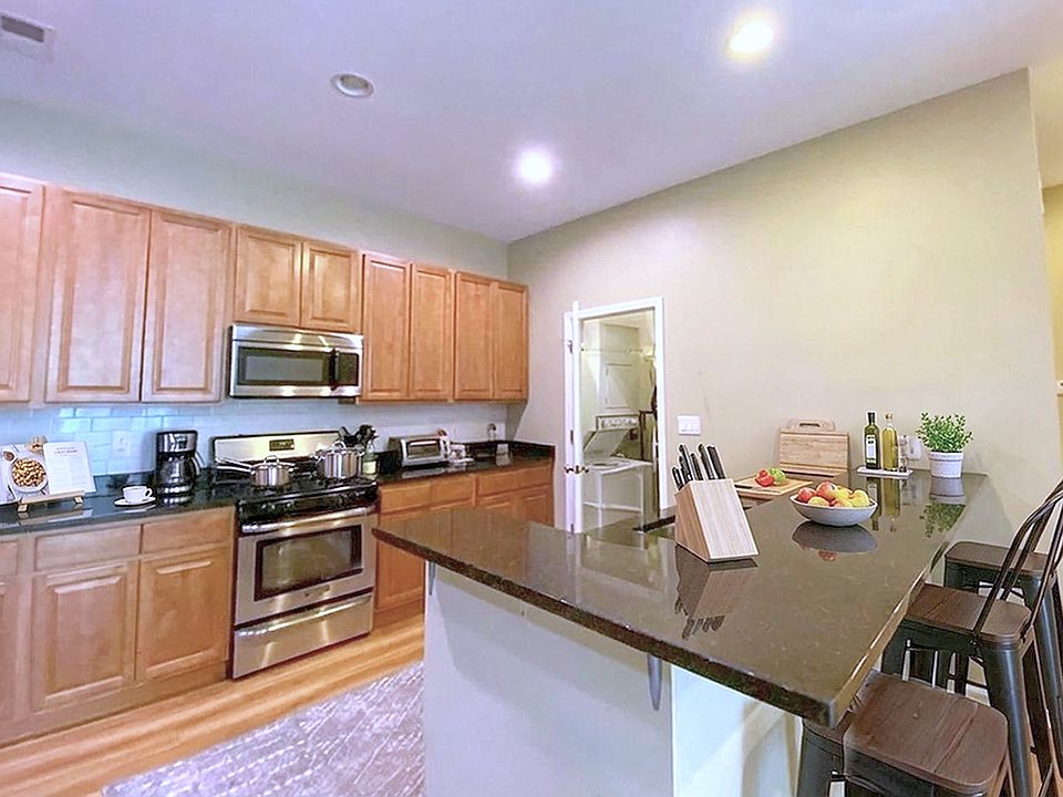 1st image of 3221 N Sheffield Ave APT 2