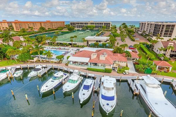 Home For Sale In Yacht And Racquet Club