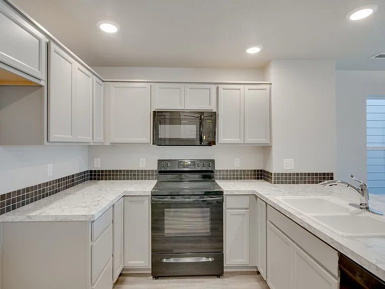 11037 W Crestwater Ln — Photo 7