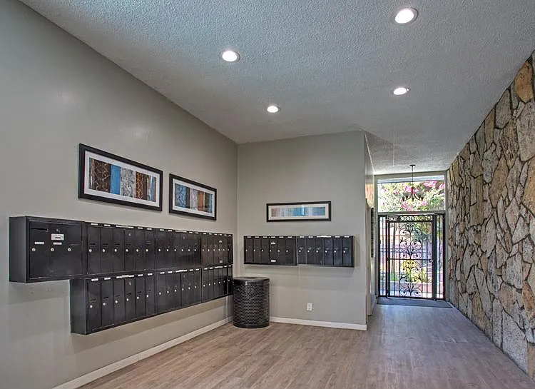 Country Club Apartments — Photo 17
