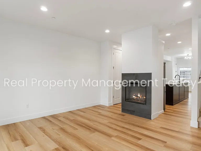 300 Larson St W — Photo 8