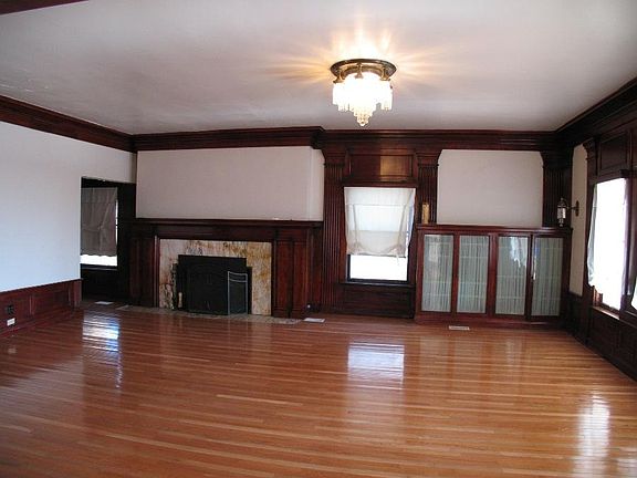 2nd image of 914 W Moss Ave APT A