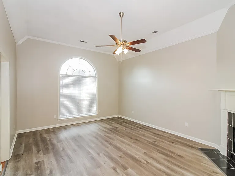 600 Ashley Glen Cir W — Photo 4
