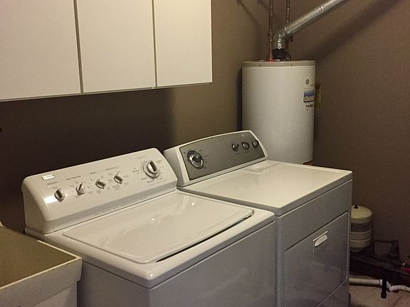 lndry rm w/sink & cabinets