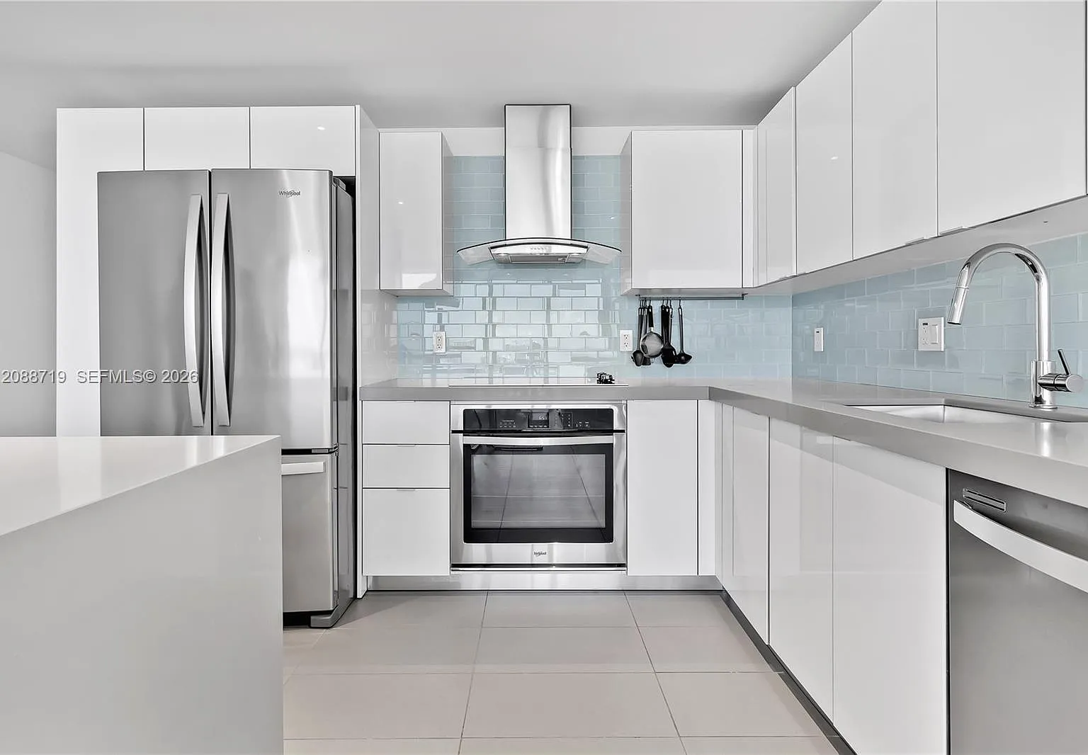 Canvas Condo — Photo 4