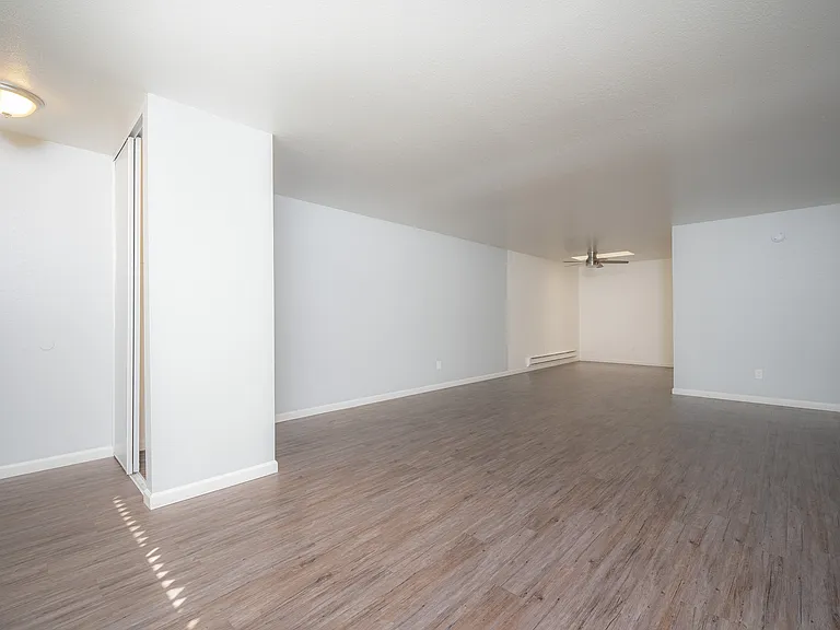 3040 Sunset UNIT#21 living (1)