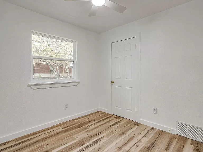 521 Mesquite Ave N — Photo 36
