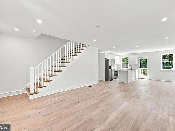 3rd image of 258 Rochelle Ave