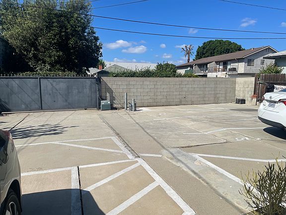 4th image of 5823 Primrose Ave #3