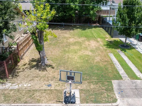 3112 Hyacinth St, Houston, TX 77009