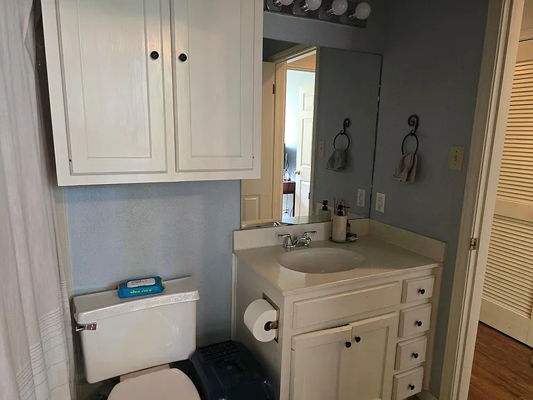 611 E 45th St #4 — Photo 17