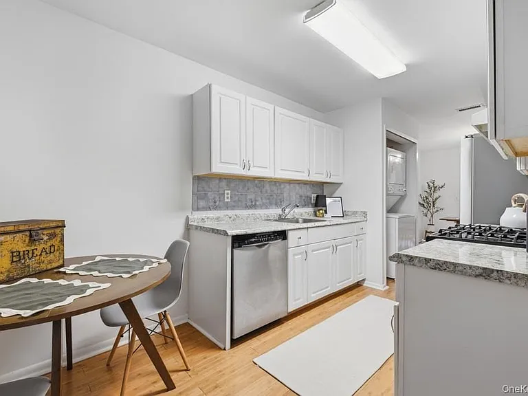 359 N Greeley Ave — Photo 4