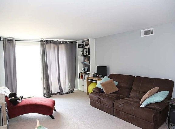 5th image of 850 Wellington Ave Unit 516