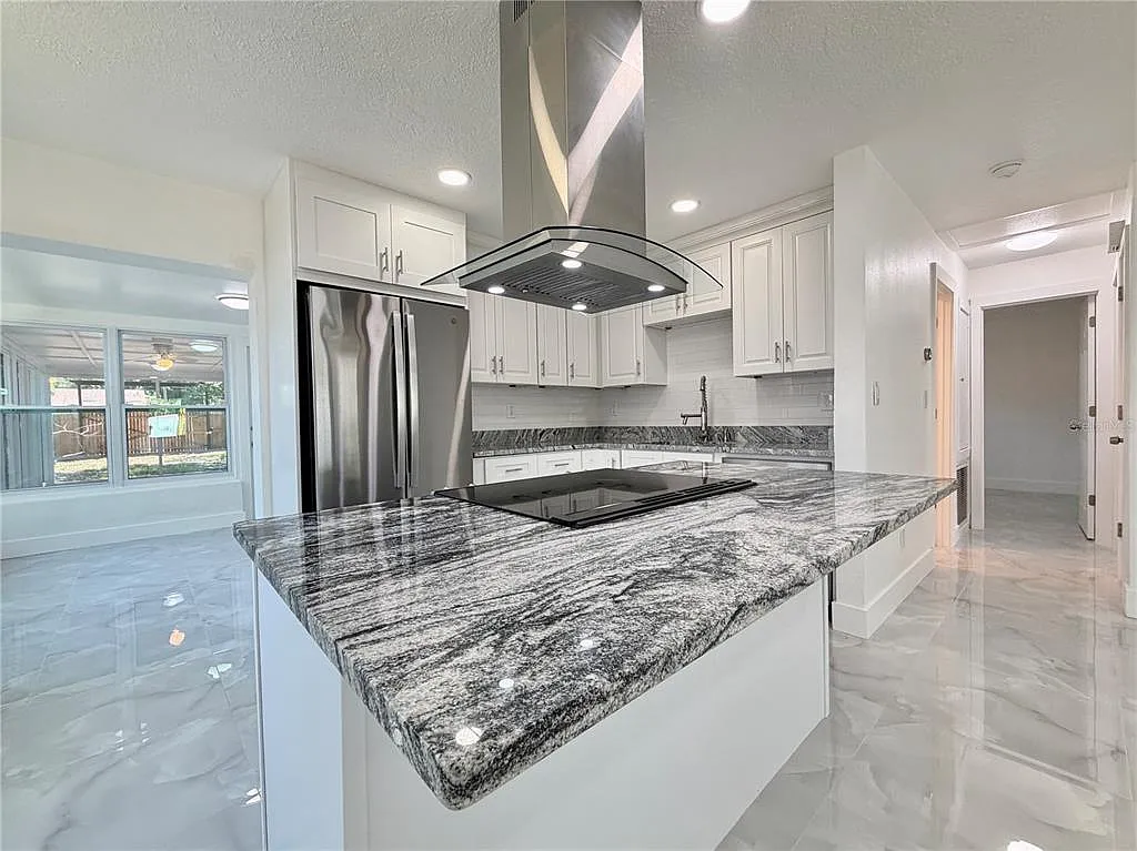 2 bed, 1.0 bath, 972 sqft, $2,400 — Photo 4