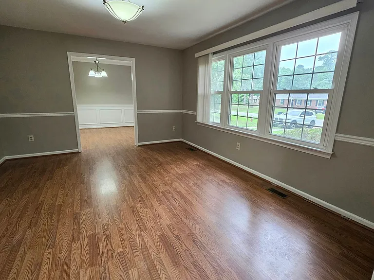 409 Rosewood Ln — Photo 4