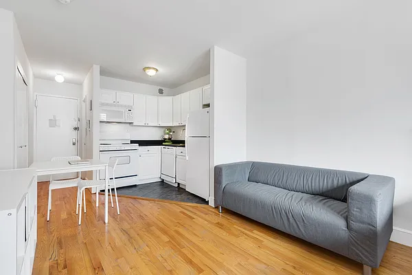 Rented by Cooper & Cooper Real Estate | media 4