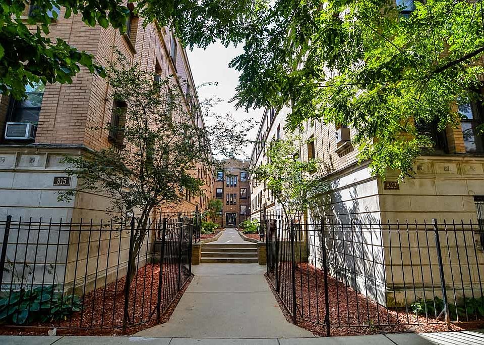 1st image of 821A W Cornelia Ave #D213
