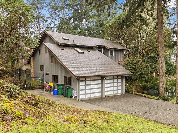 3rd image of 2753 Arbutus Rd