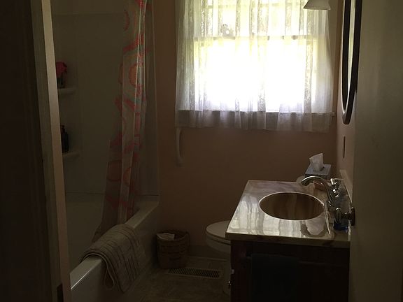 5th image of 304 S Hawthorne Dr