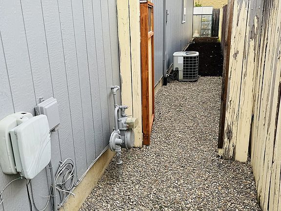 3rd image of 809 SE 74th Ave