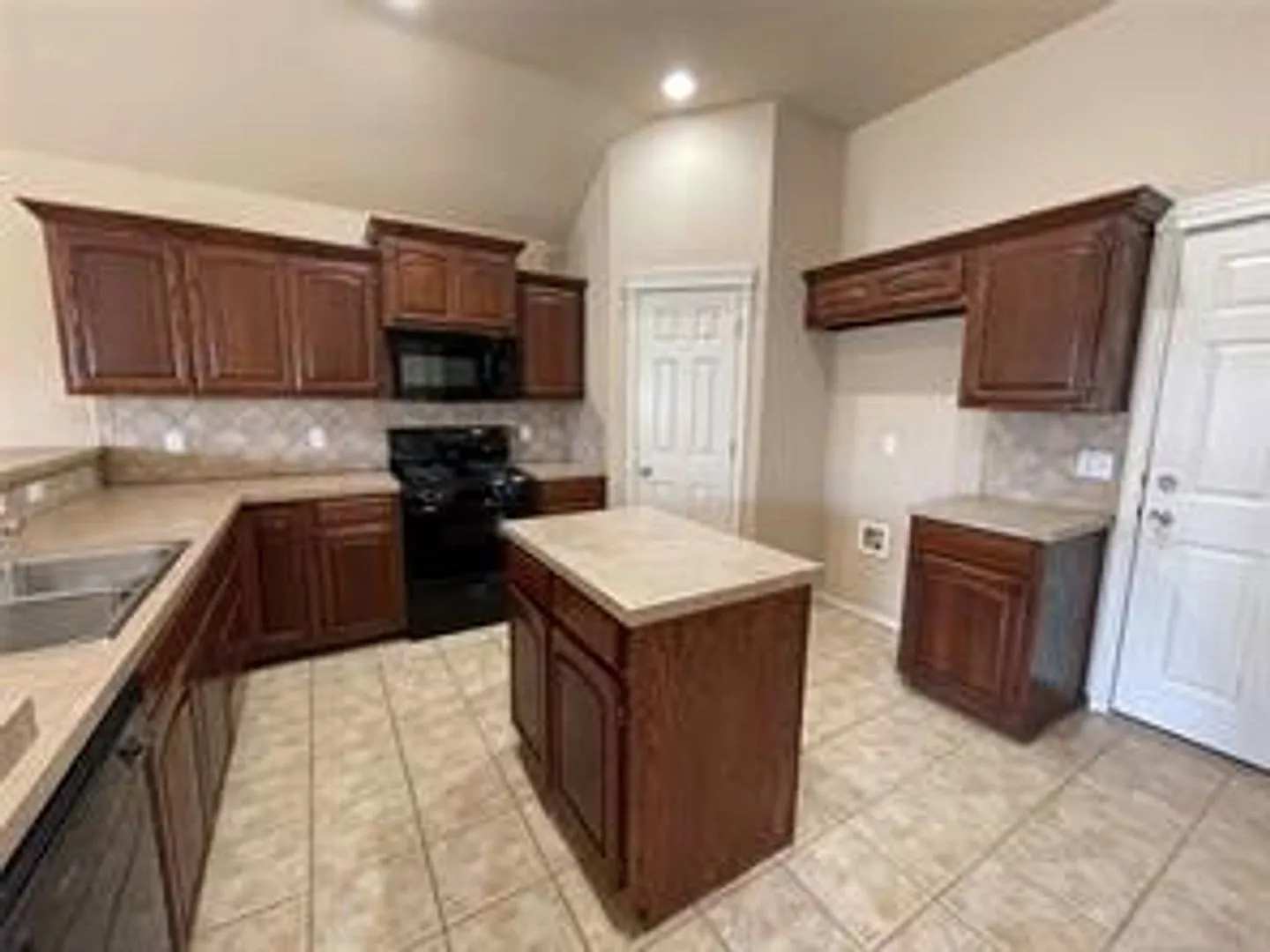 3 Bed + Bonus Room | 2 Bath | Broken Arrow — Photo 4