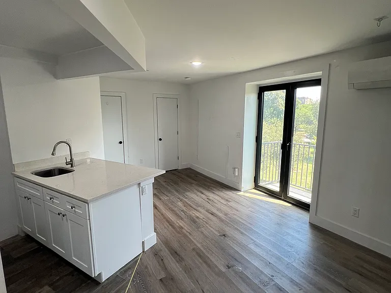 320 E Mosholu Pkwy S #4D — Photo 1