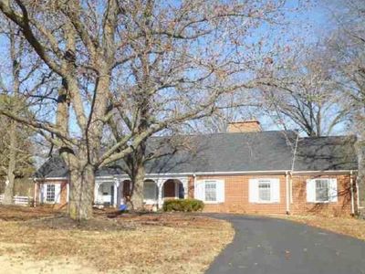 725 Lakeview Rd, Mexico, MO, 65265