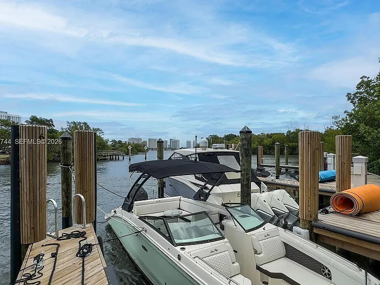 16385 Biscayne Blvd #2304 — Photo 32