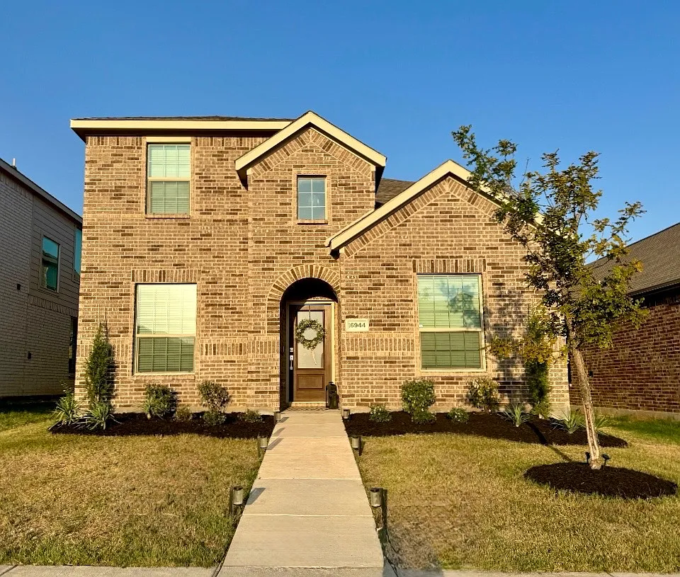 4 bed, 2272 sqft, $3,200 — Photo 1