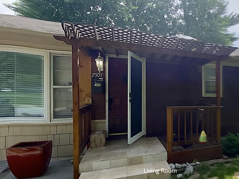 7507 Walmer St — Photo 5
