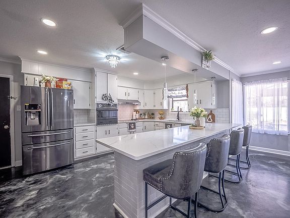 5th image of 242 Spring St