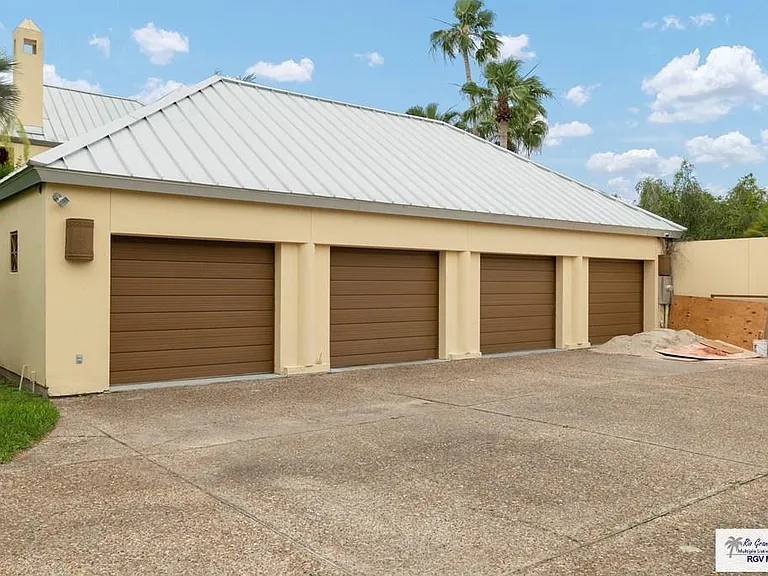 3201 Lazy Lake Dr — Photo 40